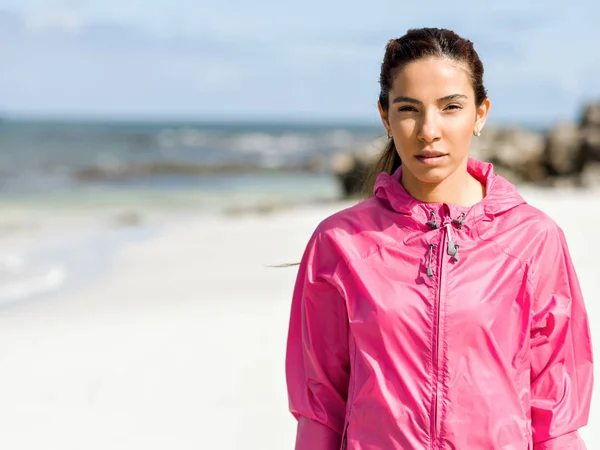 Donna atletica in abbigliamento sportivo in piedi al mare — Foto Stock