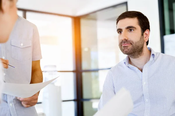 Immagine di partner commerciali che discutono documenti e idee — Foto Stock