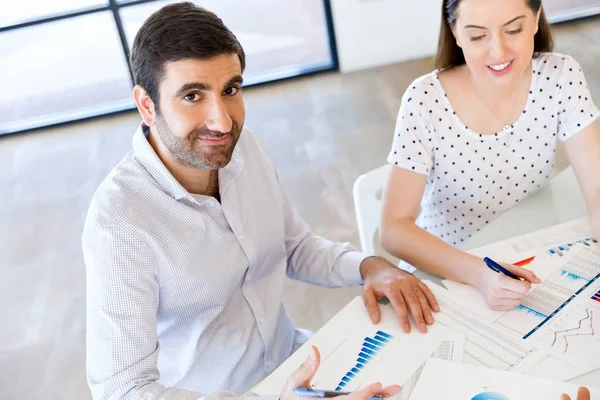 Jeune homme dans le bureau occasionnel — Photo