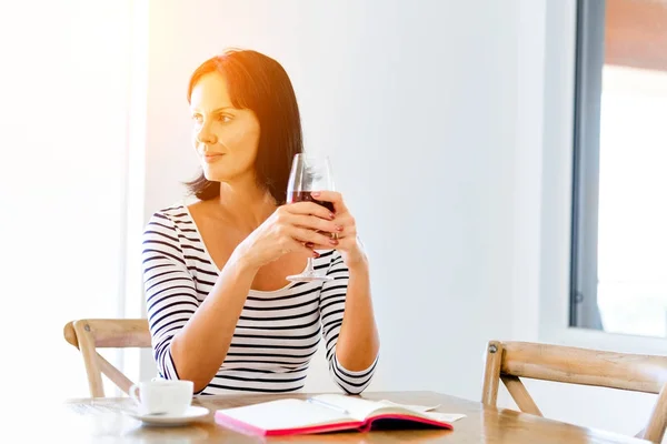 Belle jeune femme tenant un verre avec du vin rouge — Photo