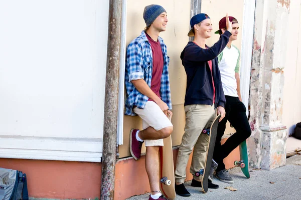 Tonåriga vänner stå på gatan — Stockfoto