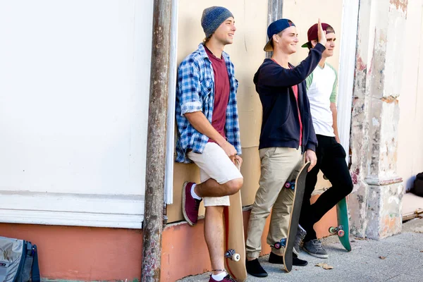 Teenage friends standing at the street — Stock Photo, Image