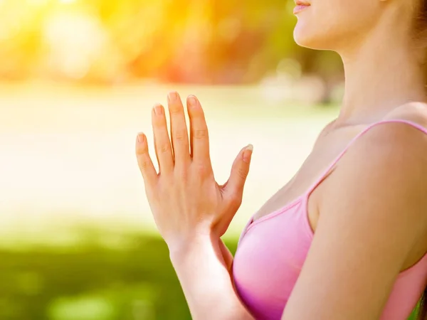 Junge Frau macht Yoga im Park — Stockfoto