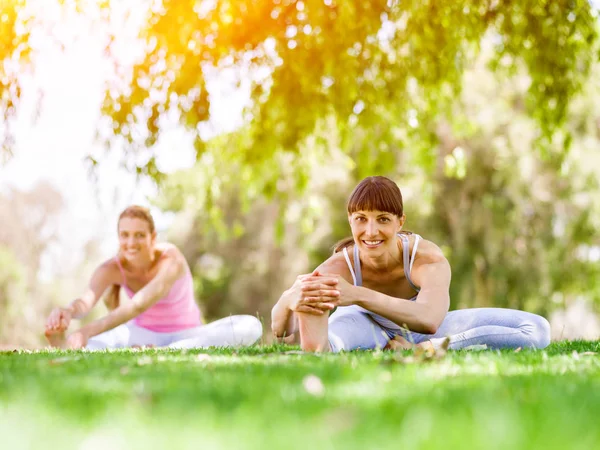 Mujeres jóvenes haciendo ejercicio en el parque —  Fotos de Stock