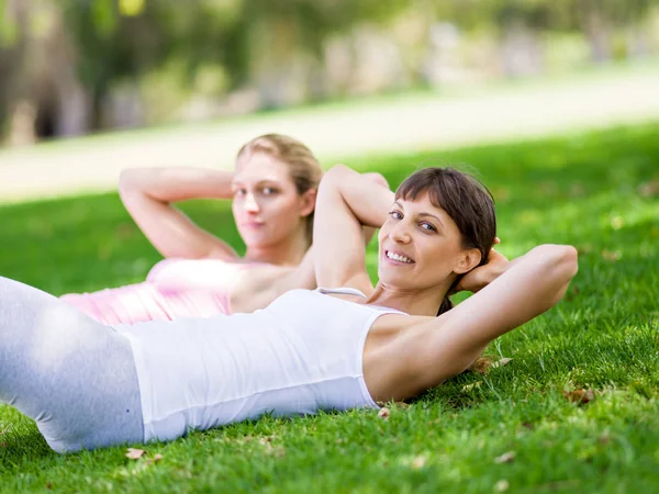 Giovani donne che si esercitano nel parco — Foto Stock