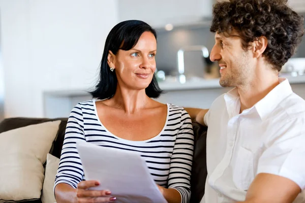 Paar mit Papieren im Wohnzimmer — Stockfoto