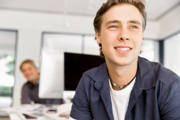 Jonge man in casual in kantoor — Stockfoto