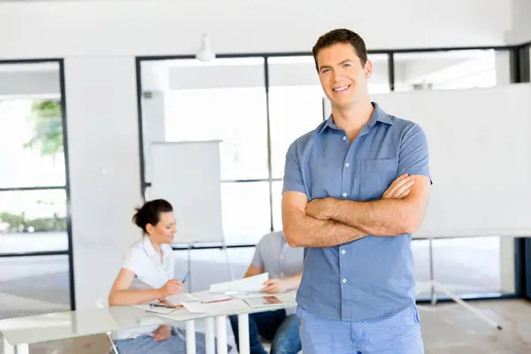 Unga kaukasiska affärsman står i office — Stockfoto