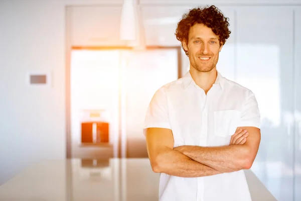 Portret van een slimme jongeman permanent in keuken — Stockfoto