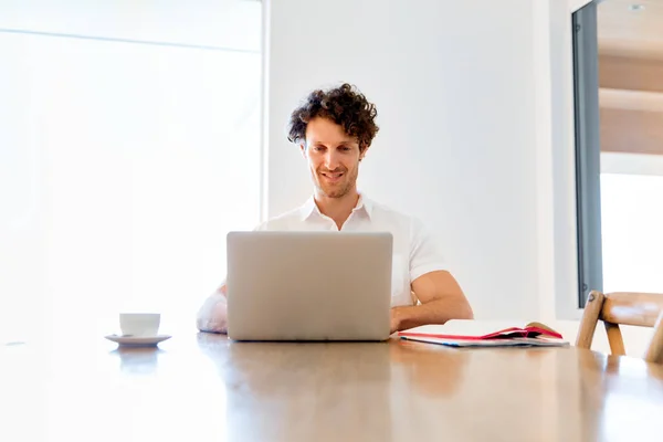 Mann arbeitet zu Hause am Laptop — Stockfoto