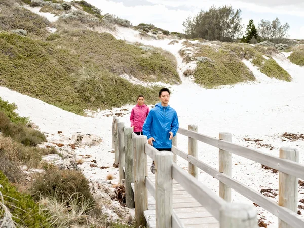 Junges Paar rennt am Meer entlang — Stockfoto