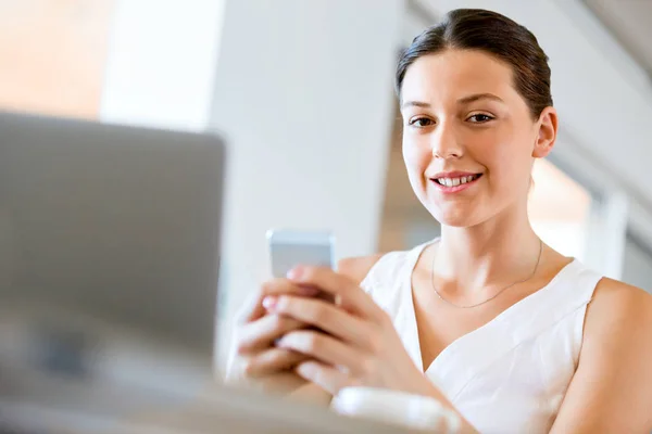 Portrait of young woman holding phone — Stock Photo, Image