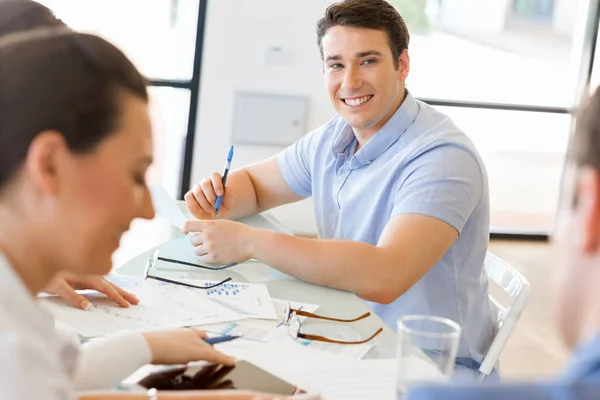 Ung man i casual i office — Stockfoto