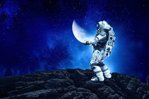 Raumfahrer, der seine Mission erfüllt. Gemischte Medien — Stockfoto