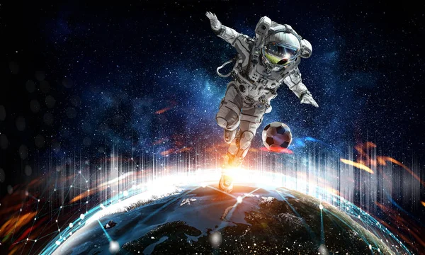 宇宙飛行士は、サッカー ゲームをプレイ — ストック写真