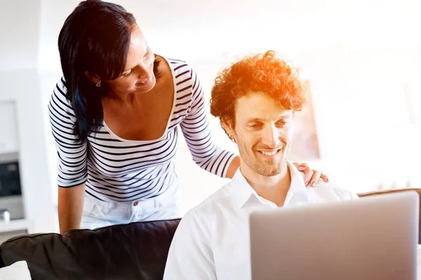 Couple at home using laptop — Stock Photo, Image