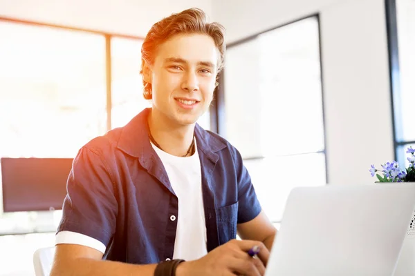 Stilig affärsman arbetar på dator — Stockfoto