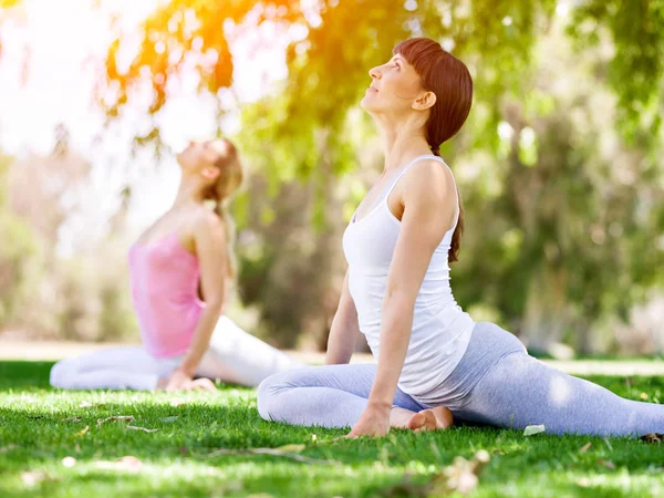 Jeunes femmes faisant de l'exercice dans le parc — Photo