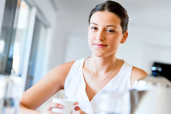 Mujer joven feliz con taza de té o café en casa —  Fotos de Stock