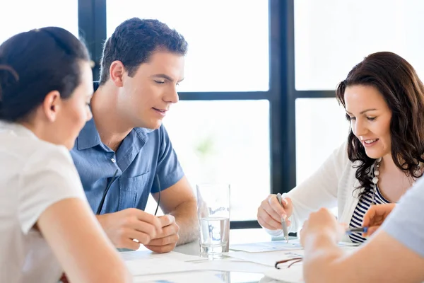 Immagine di partner commerciali che discutono documenti e idee — Foto Stock