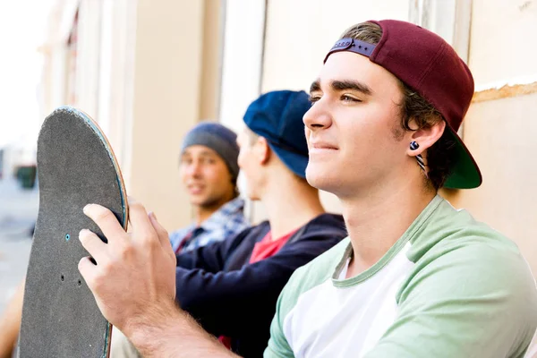 Skater machen Pause auf der Straße — Stockfoto