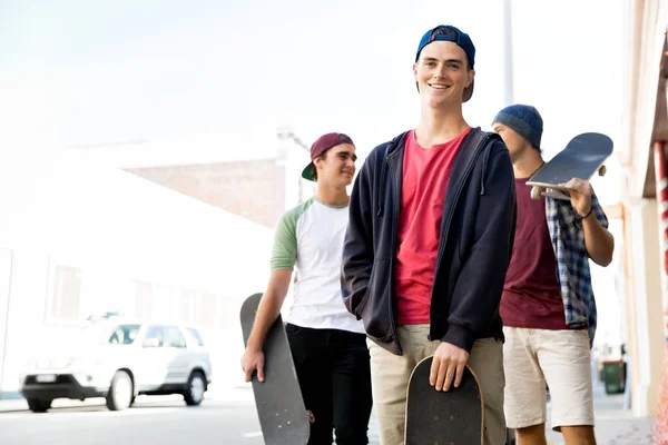 Amigos adolescentes caminando por la calle — Foto de Stock