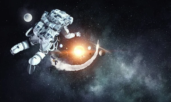 Uzay Adamı ve görevi. Karışık ortam