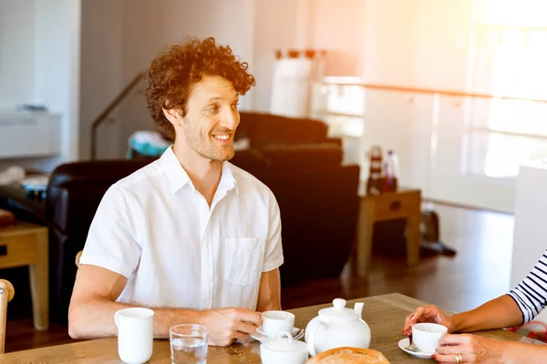 Uomo che prende il tè a casa — Foto Stock