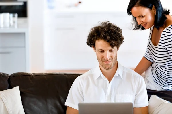 Para w domu za pomocą laptopa — Zdjęcie stockowe