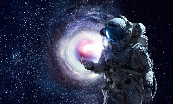 Uzay Adamı ve görevi. Karışık ortam