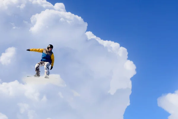 Snowboarder haciendo salto — Foto de Stock