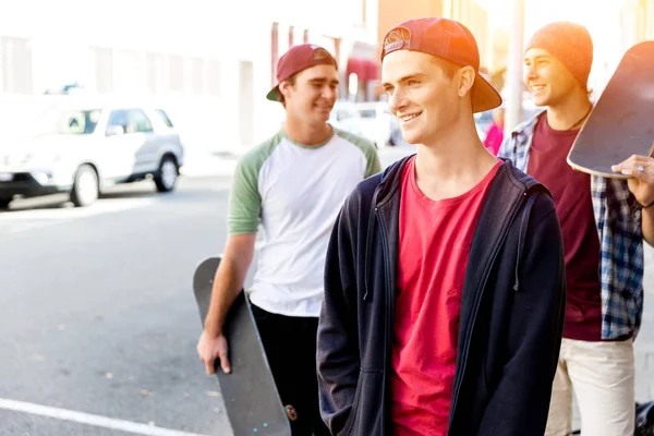 Amigos adolescentes caminando por la calle —  Fotos de Stock