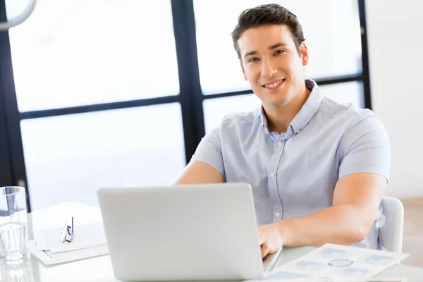 Bonito empresário que trabalha no computador — Fotografia de Stock