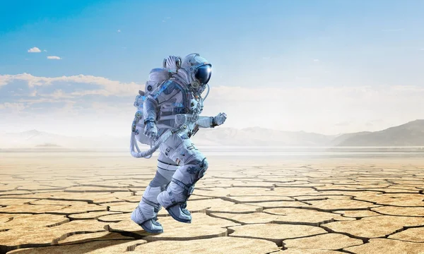 Διαστημάνθρωπου στην έρημο. Μικτή τεχνική — Φωτογραφία Αρχείου