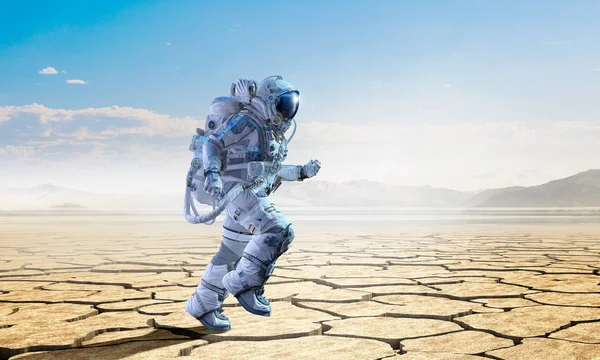 Homem do espaço no deserto. Meios mistos — Fotografia de Stock