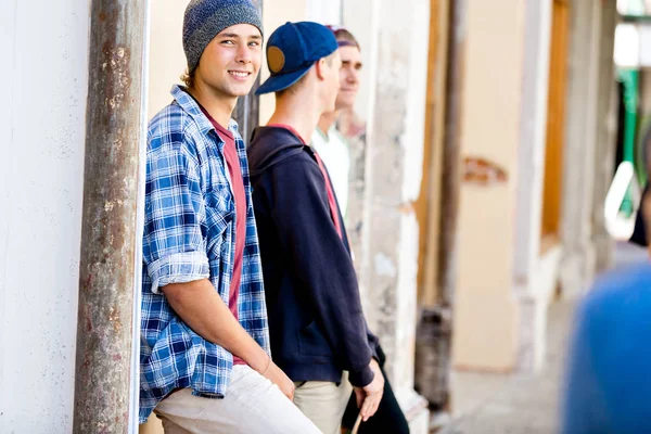 Teenage přátelé stál na ulici — Stock fotografie
