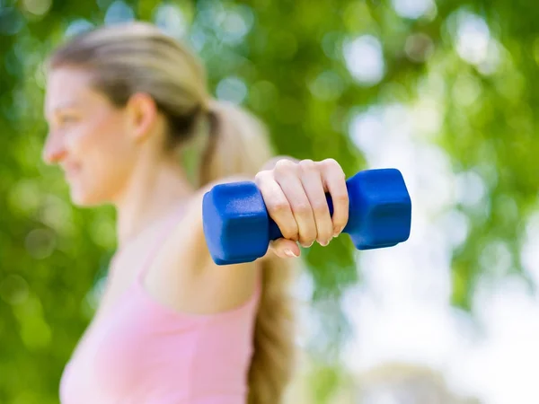 Retrato de mulher alegre em fitness exercício desgaste com haltere — Fotografia de Stock