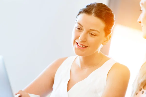 Two young women working together at laptop — Stock Photo, Image