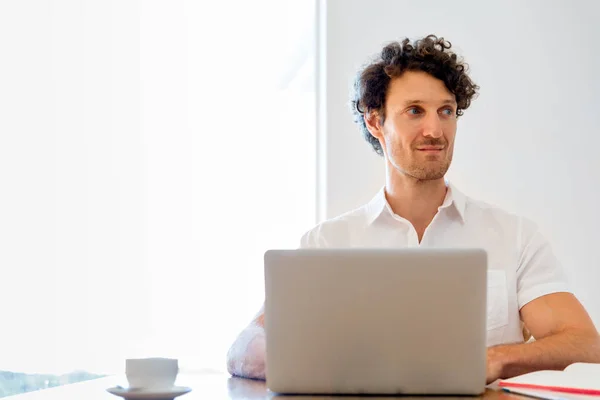 Homem trabalhando no laptop em casa — Fotografia de Stock