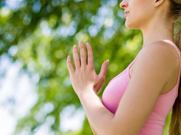 Junge Frau macht Yoga im Park — Stockfoto
