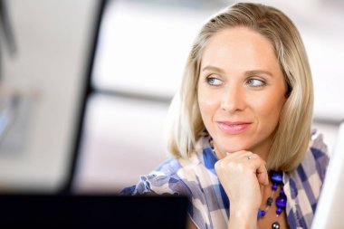 Mutlu girişimci veya serbest meslek sahibi bir ofis veya ev içinde