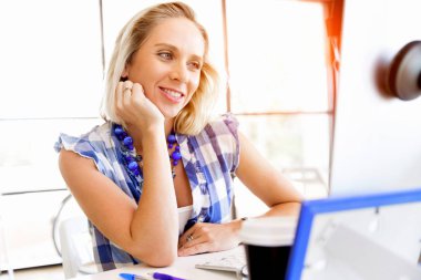 Bilgisayarda Office çalışan işkadını portresi