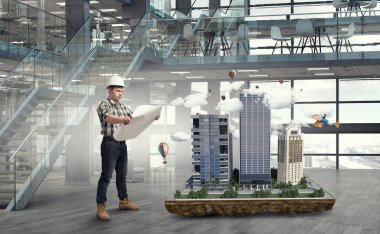 Genç bir mühendis adam. Karışık teknik