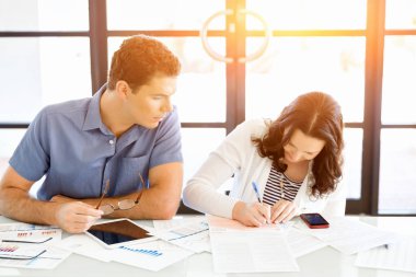 İki genç iş adamları Office görüntü