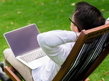 Genç işadamı Park onun mola sırasında rahatlatıcı