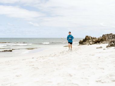 Sahil koşan genç adam