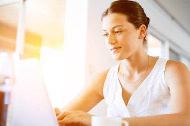 Onu laptop çalışan genç güzel kadın
