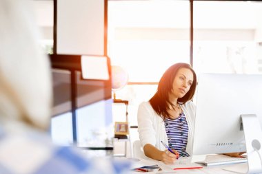 Mutlu girişimci veya serbest meslek sahibi bir ofis veya ev içinde