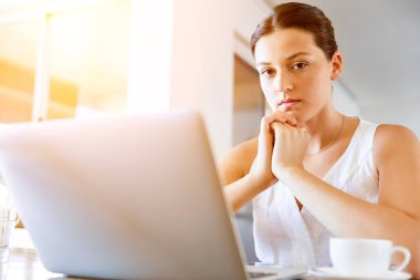 Onu laptop çalışan genç güzel kadın