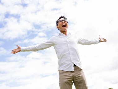 Parkta onun mola sırasında genç mutlu ve başarılı iş adamı